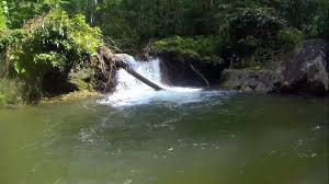Air terjun ini jatuh ke arah bebatuan berwarna merah, kemudian mengalir menuju ke perairan berwarna turquoise. Air Terjun Gunung Berembun Pantai Negeri Sembilan Waterfall Travel Vlog Youtube