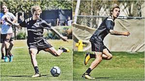 Последние твиты от el chucky lozano (@aguusluques). Justin Bieber Playing Soccer While Wearing Two Different Nike Cleats