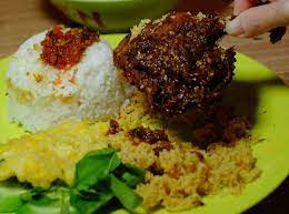 Bebek madura punya kekhasan warna sajiannya yang hitam. 10 Rekomendasi Nasi Bebek Madura Enak Di Jakarta Rasanya Nagih