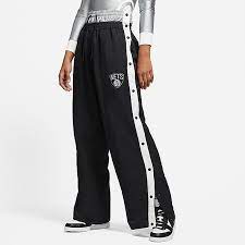 Die drei hauptakteure von brooklyn nets arbeiten zusammen, um los angeles clippers zu besiegen. Brooklyn Nets Trikots Ausrustung Nike De