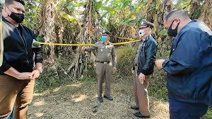 ตำรวจ สภ.เวียงเชียงรุ้ง คุมตัว ผู้ต้องหาที่ฆ่าน้องบ๊อบบี้ไปทำแผนฯ จุดที่หยิบไม้กับจอบ จุดลงมือฆ่าภายในดงกล้วย และจุดที่นำจอบไปทิ้ง ด้าน. Xup8uz15 Fhkkm