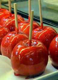 Le mele caramellate si preparano sciogliendo lo zucchero con acqua e miele in una pentola aggiungendo successivamente spezie e colorante. Mela Caramellata Wikipedia
