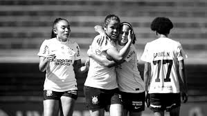 O Corinthians goleou o Vit&oacute;ria por 4 a 0, no Canind&eacute;, e reassumiu a lideran&ccedil;a do Brasileir&atilde;o Feminino. 🏴🏳️ Vic Albuquerque marcou duas vezes. Ariel Godoi e Gisela Robledo completaram a goleada.