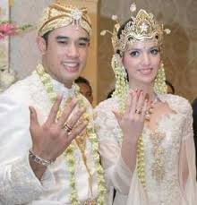 Nia serta kakaknya (thalita) di besarkan oleh ibunya, sesudah orangtua mereka, priya ramadhani serta chanty mercia bercerai waktu nia. Dua Kali Sidang Nia Ramadhani Punya Nama Baru