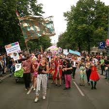 Regenbogenparade 2009 polizei auf der regenbogenparade (3689802030).jpg 1,280 × 960; Live Regenbogenparade 2017 Der Bunte Baron Fur Aufwind Vienna 17 06 2017 By Klaus Benedek