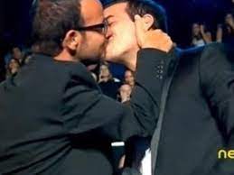 Mario Casas besa a otro hombre durante premiación | ESPECTACULOS | CORREO