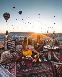 As if plucked from a whimsical fairytale and set down upon the stark anatolian plains, cappadocia is a geological oddity of honeycombed hills and towering boulders of otherworldly beauty. Goldene Momente Kapadokya Turkei Foto Herzlichen Gluckwunsch Verwenden S Best Vacations For Couples Best Vacations Couples Vacation