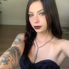 Leanne Tate's Instagram, Twitter & Facebook