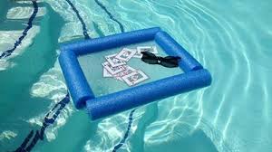 Diy Der Schwimmende Pokertisch Fur Die Feuchtfrohliche Pokerparty Diy Pool Ideen Whirlpool Zubehor Pool Spiele