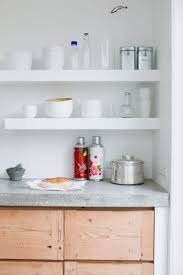 De nos jours, il est entré dans nos maisons, en tant que matériau préféré par les designers d'intérieur du monde entier. Plan De Travail En Beton Cire Photos Supers Et Conseils Diy Armoires De Cuisine En Bois Cuisine Bois Beton Cire Cuisine