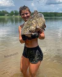 Berdasarkan tingkat teknologi peralatan tangkap ikan berdasarkan teknologi peralatan tangkap ikan, nelayan dapat dibedakan menjadi nelayan modern dan nelayan tradisional. Potret Hannah Barron Gadis Cantik Yang Tangkap Ikan Raksasa Dengan Tangan Kosong Indozone Id