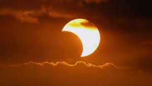 Luna se va afla la 17° (se) deasupra orizontului în intervalul median al eclipsei. Cand Are Loc Cea Mai LungÄƒ EclipsÄƒ De LunÄƒ Din Secolul 21 Va Dura 102 Minute