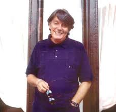 E una gran folla ha accolto il feretro di fabrizio anche al cimitero di staglieno dove è stato portato subito dopo il funerale. Vent Anni Senza Fabrizio De Andre Il Ricordo Del Cantautore Che Ha Fatto La Storia Della Musica Italiana Gazzetta Del Sud