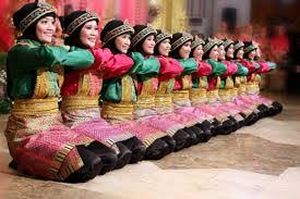 Tarian ini diadaptasi dari ketangkasan pahlawan berkuda dan seni mempertahankan diri (silat) yang menggunakan gerakan 'kekuda 'dan 'sesiku'. 34 Provinsi Tari Adat Tradisional Indonesia Gambar Keterangan