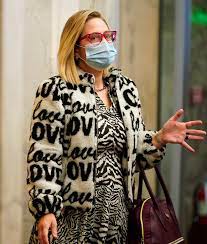 Jurnalistul american tucker carlson de la fox news. Profane Message On Sinema S Ring Draws Condemnation From Progressives