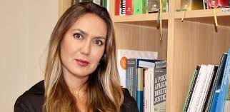 Quem é juíza que defende que pais monitorem redes sociais dos filhos