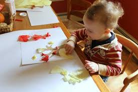 Basteln Mit 2jahrigen Papierschnipseln Kleben Kleinkind Weihnachten 2 Jahriges Kind Basteln Kinder Unter 3