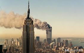 在不知不觉中 ，距离911事件已经过去整整十九年了 。 在2001年的9月11日，美国先后有四架飞机被劫持， 其中三架飞机撞上了美国的五角大楼， 飞机上的人全部遇难，五角大楼上的人也只能选择跳楼求生， 结果200多人全部摔死。 911äº‹ä»¶æœ€è'—åçš„ä¸€å¼ ç…§ç‰‡å¼•èµ·è½©ç„¶å¤§æ³¢2011æ‰è§£ç¦ 6park Com