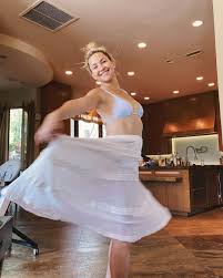 • kate hudson quarantine ig live 2020 instagram. Kate Hudson 41 Shows Off Abs In Cotton Candy Bikini Instagrams