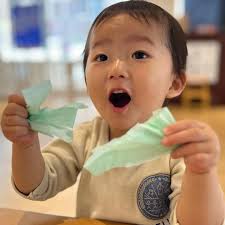 We used our finger tips to make small pieces.Does is look like a real carp?  ☆ステラプリスクールけやき通り☆ #乳幼児保育 #プリスクール #保育園 #子供 #子供の成長 #保育士 #保育園準備 #小学校受験 #英語  #英語保育 #英語保育園 #英才教育 #ステラプリスクール ...