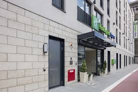 During the evenings, the bar is an ideal place to relax. Holiday Inn Express Am Wehrhahn Dusseldorf Marggraf Architektur