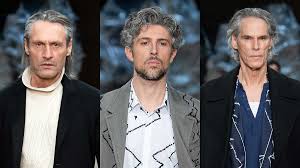 Capelli grigi, tagli, colori e sfumature migliori da scegliere per i capelli grigi uomo secondo le tendenze 2019. Tendenze Capelli Uomo Inverno 2020 2021 I Capelli Lunghi E Grigi Sono La Tendenza Adversus