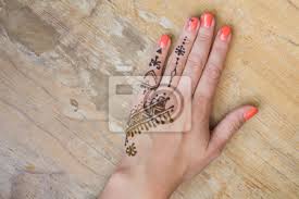 Nebojte se nám napsat na milujeme@ceskekundy.cz a nebo nám pošlete fotky a videa svojí buchtičky, nebo bývalky. Henna Tattoo Auf Kleine Madchen Hand Mehndi Ist Traditionelle Fototapete Fototapeten Kind Kind Madchen Myloview De