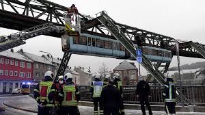 Löst man vorsätzlich einen feuerwehreinsatz aus, hat man mitunter für die dadurch entstehenden kosten aufzukommen. Nonstopnews Wuppertaler Schwebebahn Muss Wegen Akuter Vereisung Betrieb Einstellen Feuerwehr Muss Passagiere Aus Steckengebliebener Bahn Retten
