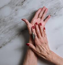 Dabei bestehen entzündungen in den knorpeln der fingergelenke, und es wird keine neue knorpelsubstanz. Fingerarthrose Wenn Die Gelenke Schmerzen Physiozentrum