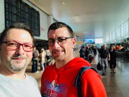 L'émission est diffusée par salves à 19 h 45 le dimanche depuis 19 octobre 2014. Sebastien De Vu A La Tele Sur Rtl Gravement Brule Lors D Une Soiree Dans Un Cafe De Mons Photos