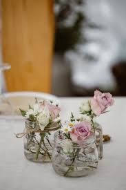 Einfache Blumen Aus Glas Verwandeln Sich In Schone Tischdekorationen Es Muss Nicht Tischdekoration Hochzeit Blumen Hochzeit Deko Tisch Tisch Dekorieren