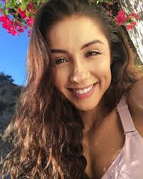 Taylor Bloom's Instagram, Twitter & Facebook