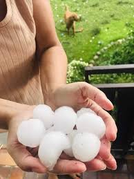 A jégeső a csapadék egy olyan formája, ami akkor alakul ki, amikor a zivatarban jelenlevő feláramlások a légkör extrém hideg rétegeibe esőcseppeket szállítanak magukkal, ahol azok szilárd halmazállapotúvá fagynak és a kialakuló jégszemek a zivatar leáramlásába kerülve a felszínre hullanak. Teniszlabda Meretu Jegeso Nemetorszagban Koponyeg
