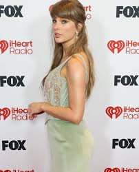 🚨| First look at Taylor Swift looking absolutely stunning at the 2026  iHeartRadio Awards Red Carpet!