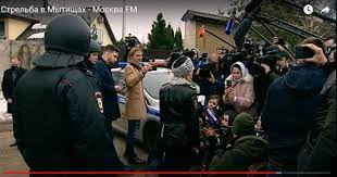 В дом к барданову пришли полицейские, чтобы провести обыск по делу о незаконном обороте. W02xdjxhtjvumm