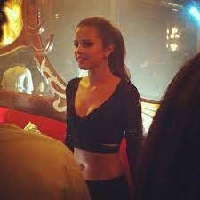It was released as a radio single on august 13, 2013. Slow Down Selenaslowdown Twitter