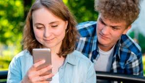 María Dosil: “Ziber-indarkeria aztertzen hasi aurretik maitasun  erromantikoaren mito hori guztia apurtu behar da”