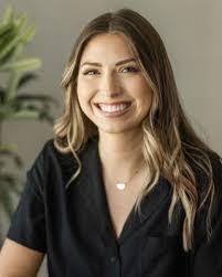 Lauren Earle's Instagram, Twitter & Facebook