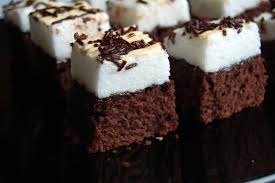 Albusurile se bat spuma la care apoi adaugam zaharul si zeama de lamaie.batem in continuarea bezeaua la bain marie pana se topeste tot zaharul si bezeaua va capata un aspect lucios. Negresa Cu Bezea Cea Mai Vizualizata Reteta Din 2012 Banana Chocolate