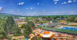 V aquaparku nájdete 6 vonkajších bazénov, ubytovanie, krytú plaváreň aj wellnesscentrum. Nevysla Vam Tento Rok Dovolenka Pri Mori Nezufajte Toto Je 5 Najkrajsich Kupalisk Na Zapadnom Slovensku Seredsity Sk