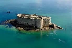Résultat de recherche d'images pour "Château sur une île"