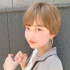 모량이 적고 모발이 얇은 케이스의 허그펌 스타일이에요 지우스타일 고객님들을 만나다보면 여러가지 케이스를 접하게 되는데요 그 중 하나가 바로 가는모발 숱없는모발 이었어요 레이어드가 많기엔 머리가 날릴까 두렵고 늘 하던 ショート パーマ