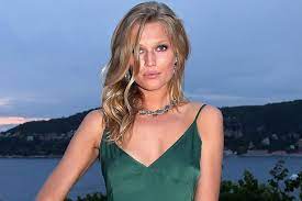 German model looks sensational in a silk slip dress as she marries magic mike star alex pettyfer in hamburg after whirlwind romance. Magic Mike S Alex Pettyfer Engaged For Third Time As He Proposes To Model Toni Garrn Mirror Online