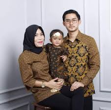 They retrieved human remains, personal possessions and pieces of plane wreckage until fading light ended. Tragedy As Child S Body Is Among Six Victims Pulled From The Sea In Indonesia After Lion Air Plane Crashed Killing All 189 On Board