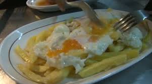 Por casa lucio han pasado las más destacadas personalidades de la vida social española, atraídos por la fama de los huevos estrellados y una cocina tradicional de calidad. Como Hacer Huevos Rotos Como Casa Lucio En Casa O Por Lo Menos Intentarlo Recetum