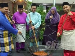 Penglibatan komuniti dalam pengurusan sisa pepejal. Pengerusi Majlis Pengurusan Komuniti Kampung Mpkk Sinar Harian