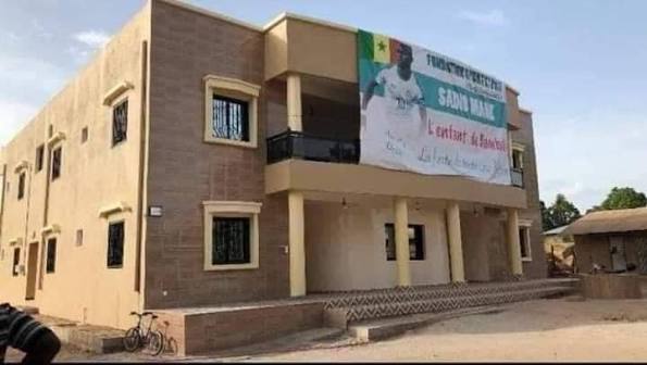 Les réalisations de Sadio Mané dans son village Sortie d'une famille pauvre  et aujourd'hui footballeur international, Sadio Mané a transformé son  village natal de Bambaly ✔️Un lycée à 150.000.000FCFA ✔️Un Hôpital  350.000.000