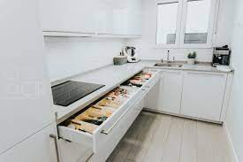 La presencia de un balcón en una cocina larga puede optimizar significativamente el espacio. Cocinas Largas Y Estrechas Con Barra En Madera