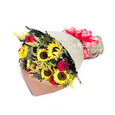 Nuestro servicio esta 100% garantizado, porque están realizados con productos, materiales e insumos de alta calidad y realizado por floristas expertos Ramo De Rosas Y Girasoles Ramo Combinando Rosas Y Girasoles Ramos Costaricaflores Com