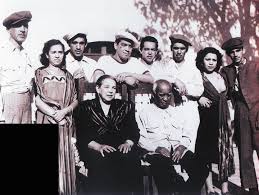 Época de Oro del Cine Mexicano - Mario Moreno "Cantinflas" con sus siete hermanos y sus padres,en los años '40. | Facebook